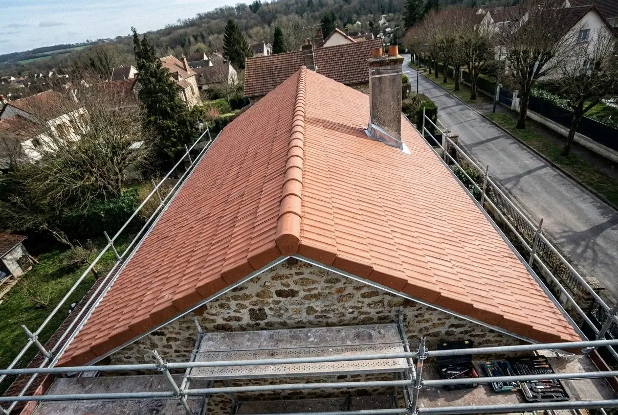 Après travaux à Gif-sur-Yvette&nbsp;: toiture refaite en tuiles terre cuite neuves, faîtage et rives neufs, solin de cheminée en zinc